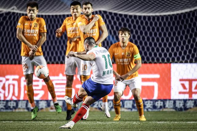 巴萨5-0大胜埃尔切 拉菲尼亚与费尔明·洛佩斯双响